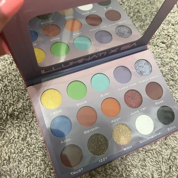 illumanti x isa eyeshadow pallete - Picture 3 of 7
